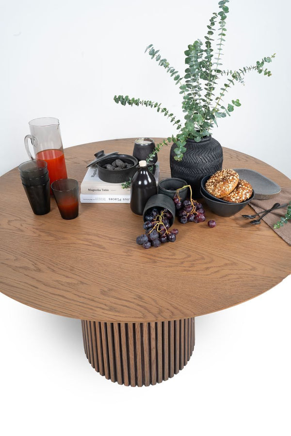 Round dining table